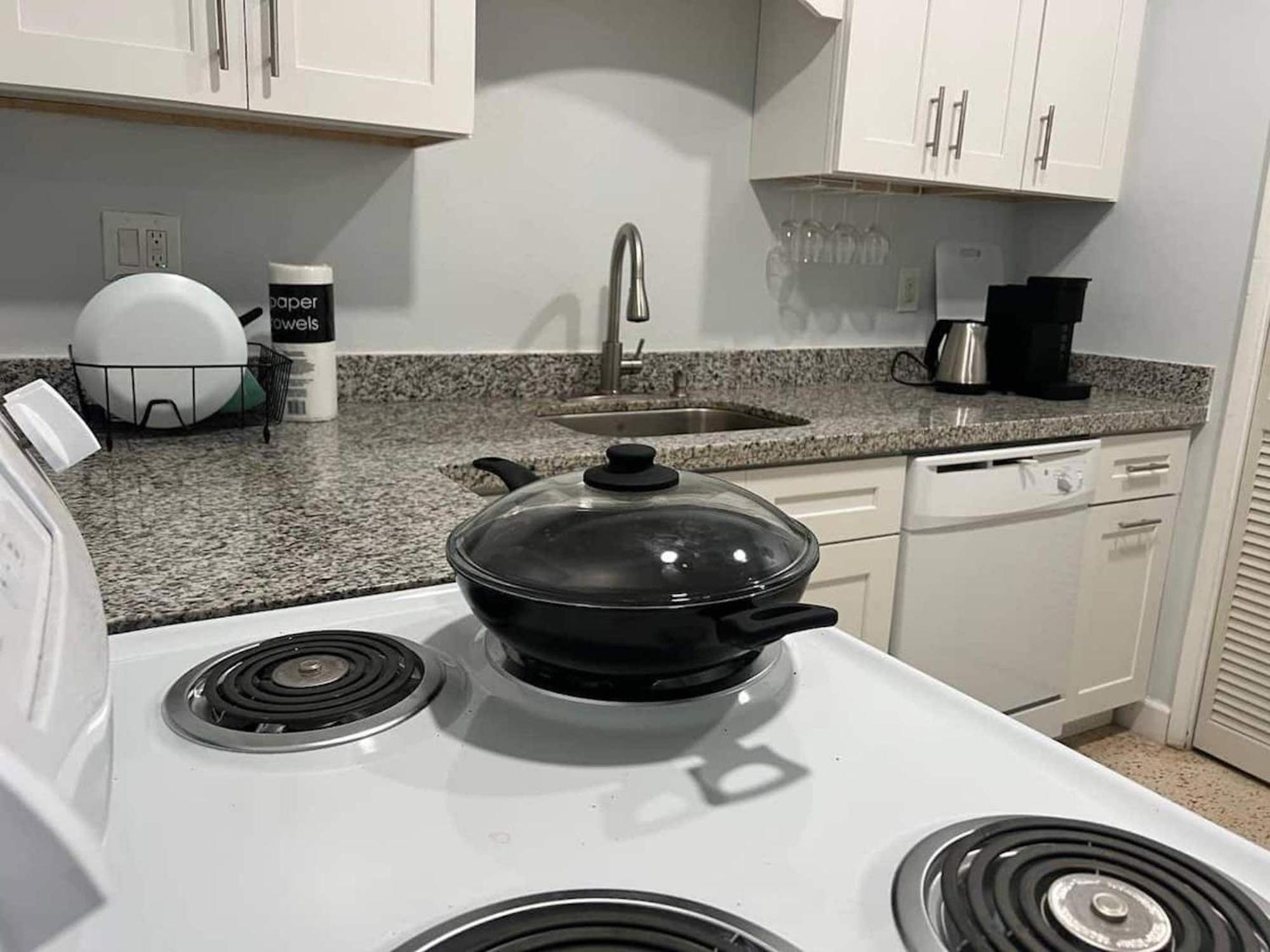 Appartement Work, Rest And Play: Wifi, Tv And Backyard Bliss à North Miami Beach Extérieur photo